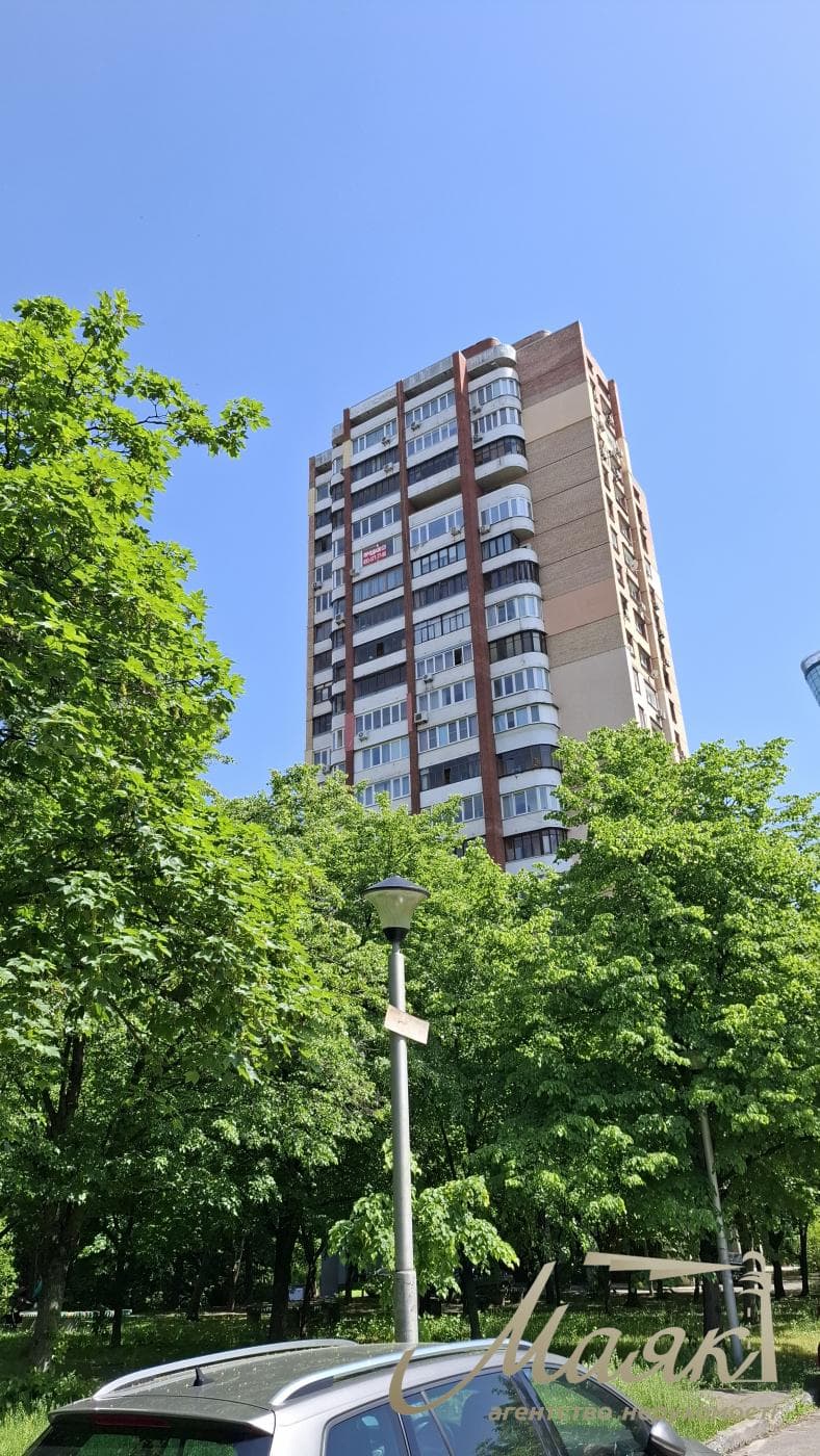 Продаж 3-кімнатної квартири біля станції метро «Печерська», вул. Лесі Українки