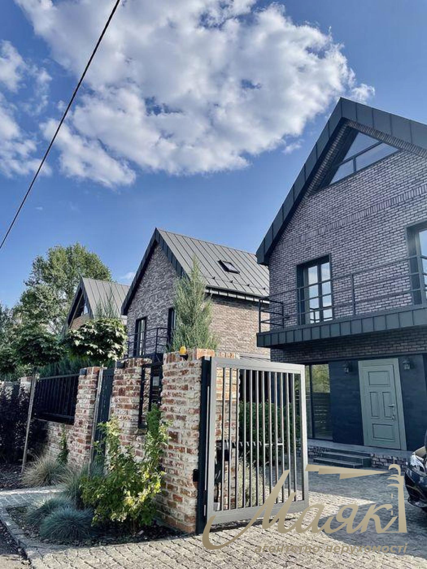 Sale of a modern house 246 sq.m. Plot 6 acres. Center. Zhulyany.