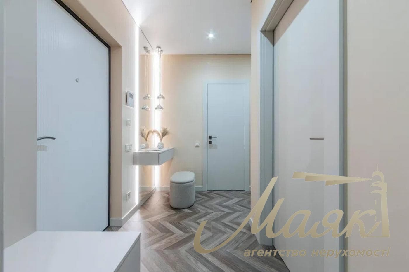 For sale 3-bedroom apartment in LCD "New England", Maksimovicha str.