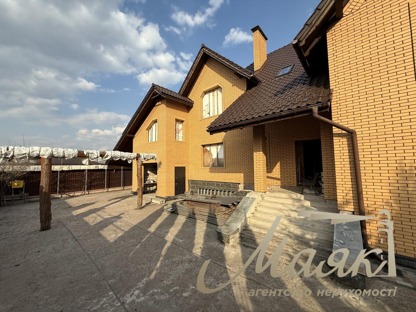 Продажа 2х-этажного дома 357.39м2 в с.Погребы, Броварский район.