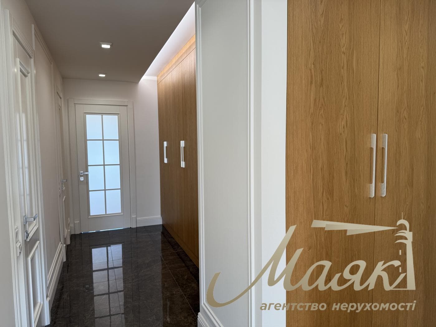 Продаж нової дизайнерської 2-кімнатної квартири площею 86 м², «Поділ Плаза & Резиденс»