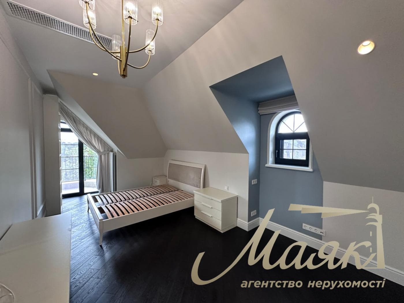 Продаж резиденції/будинку площею 600 м² у с. Лісники, Київська область, Обухівський напрямок, 16 соток землі