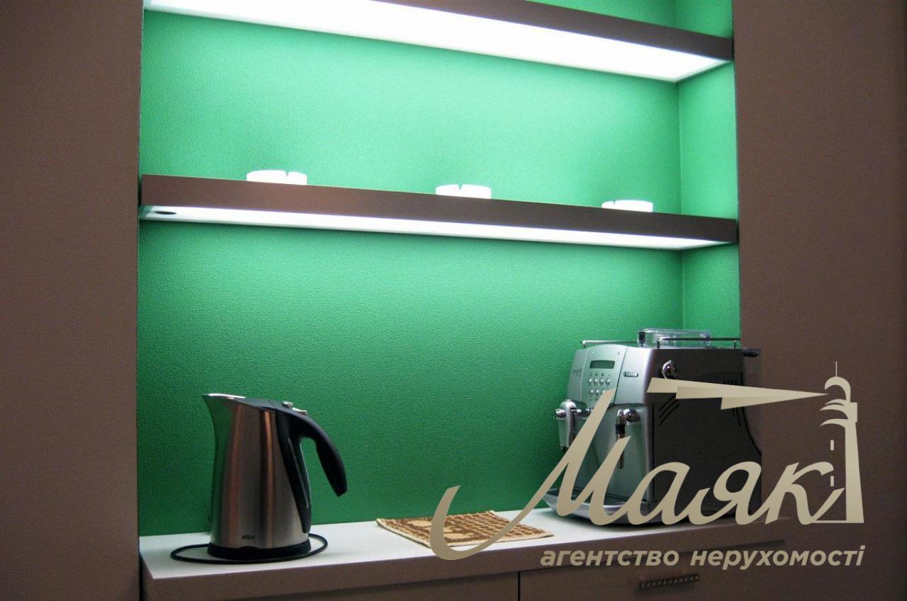 For sale is a respectable office of 178 sq.m. near Mariinsky Park on Grushevskogo Street 9A!
