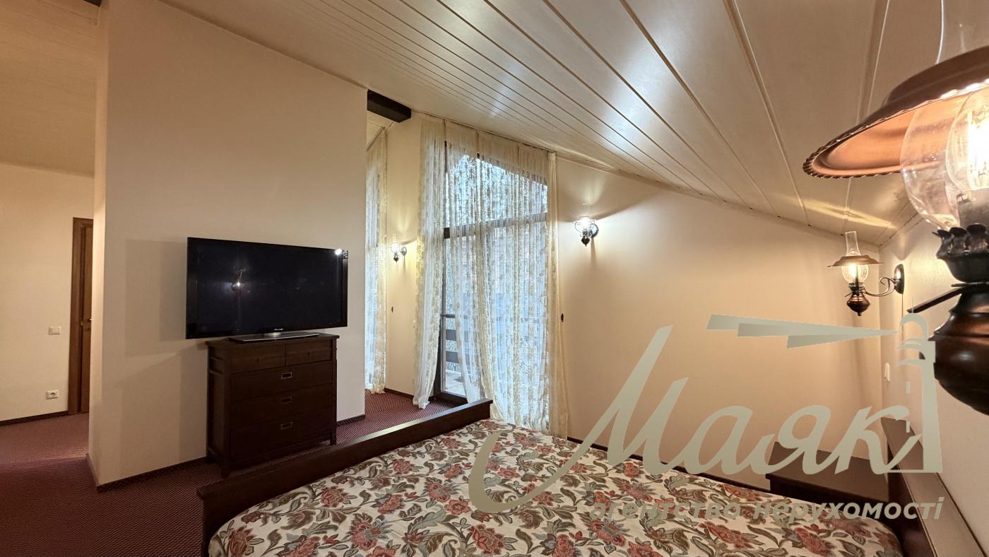 Оренда будинку К.Заспа, Козин, Плюти, оренда будинку в містечку, басейн, ліс, охорона