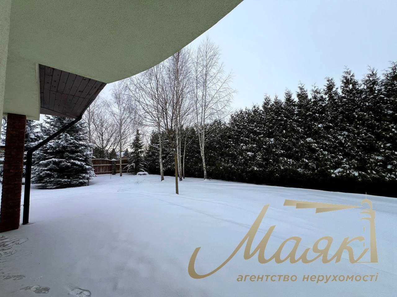 For sale house 303 m² in the center of the village Romankova, 12 sotok, with repair, Obukhiv direction, Kiev region.