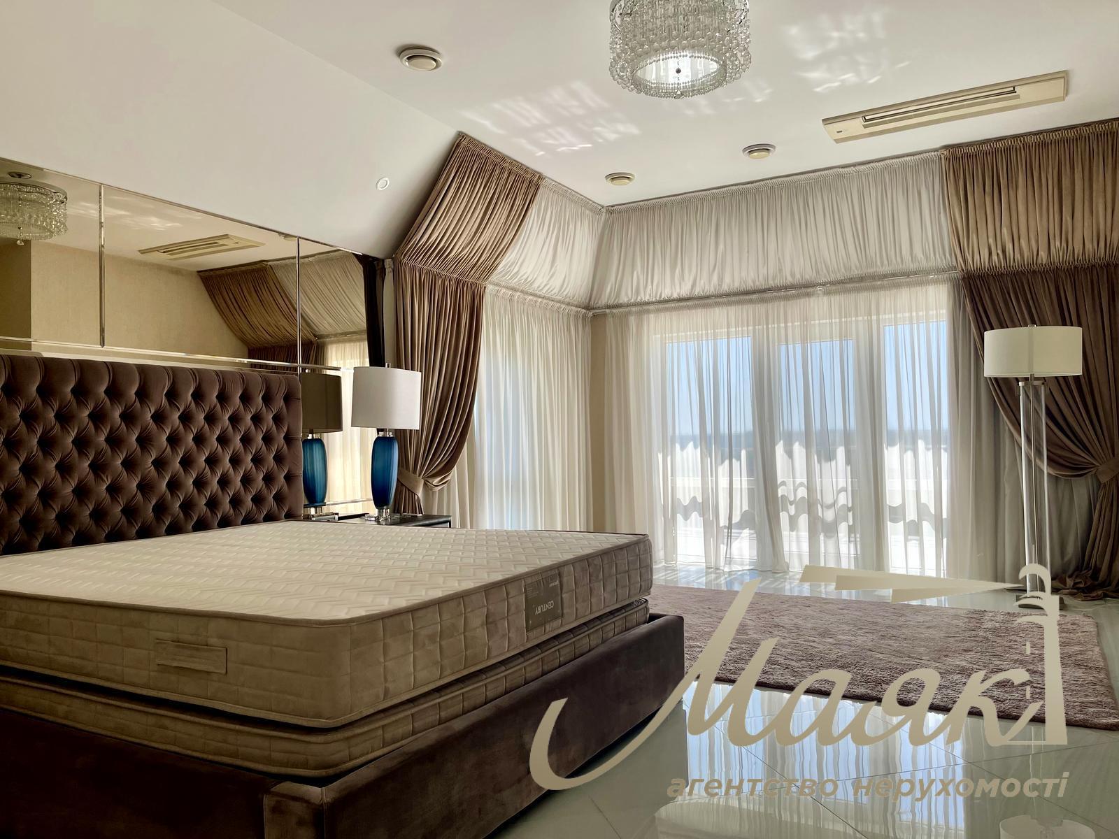 Оренда двоповерхового будинку 435 м² у с. Лісники, КМ "Зелений Гай".