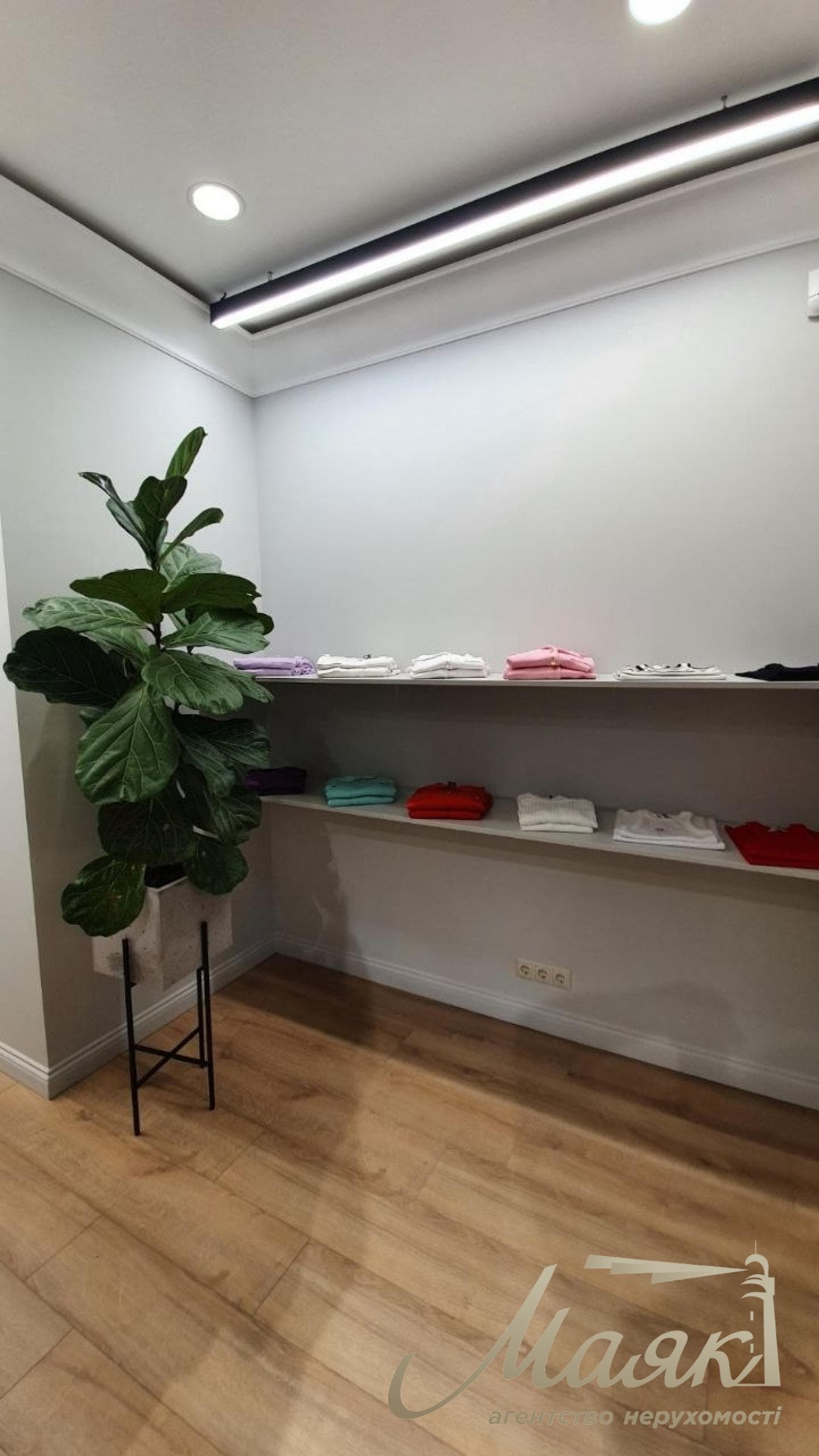 63 square meters of street-front space for rent on Pavlo Skoropadskyi Street (Lva Tolstogo Street), Downtown,