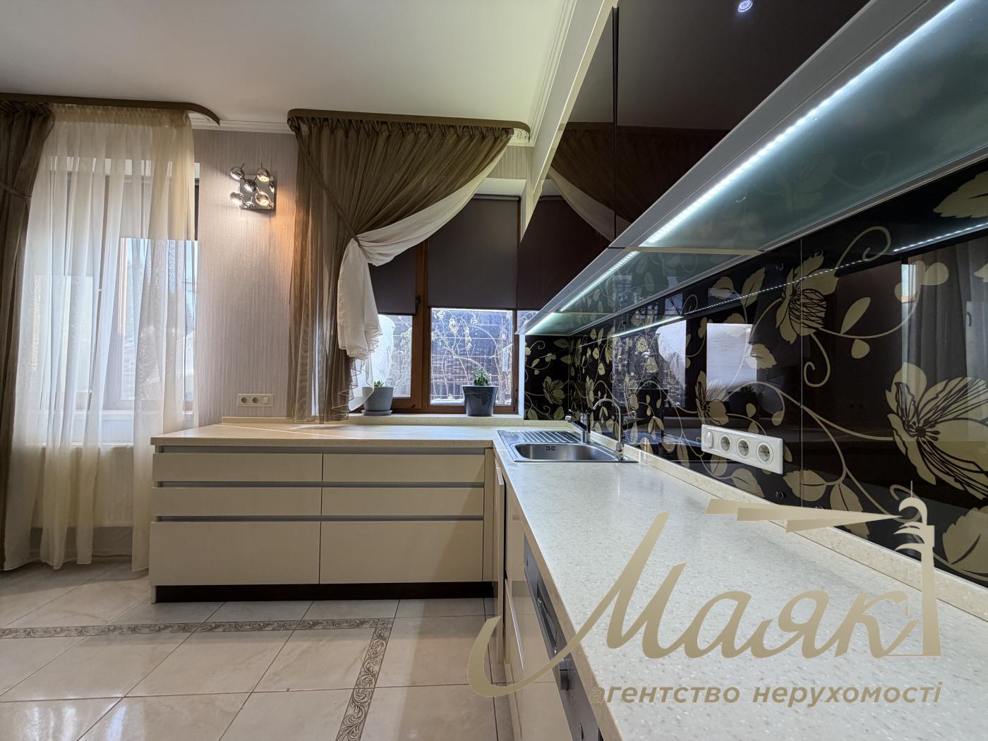 Rent 2-storey house 220m2 in. Ivankovici/Kruglyk, KG "Maetok"