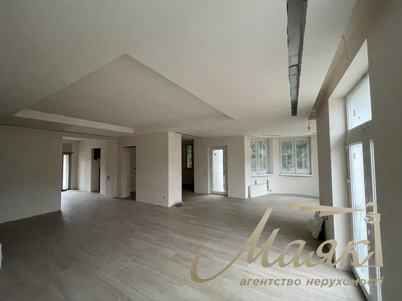 Продаж будинку з гаражем 365м2, ділянка 15 соток у КМ "ОБРІЙ - К" вул. Центральна, у с. Козин,