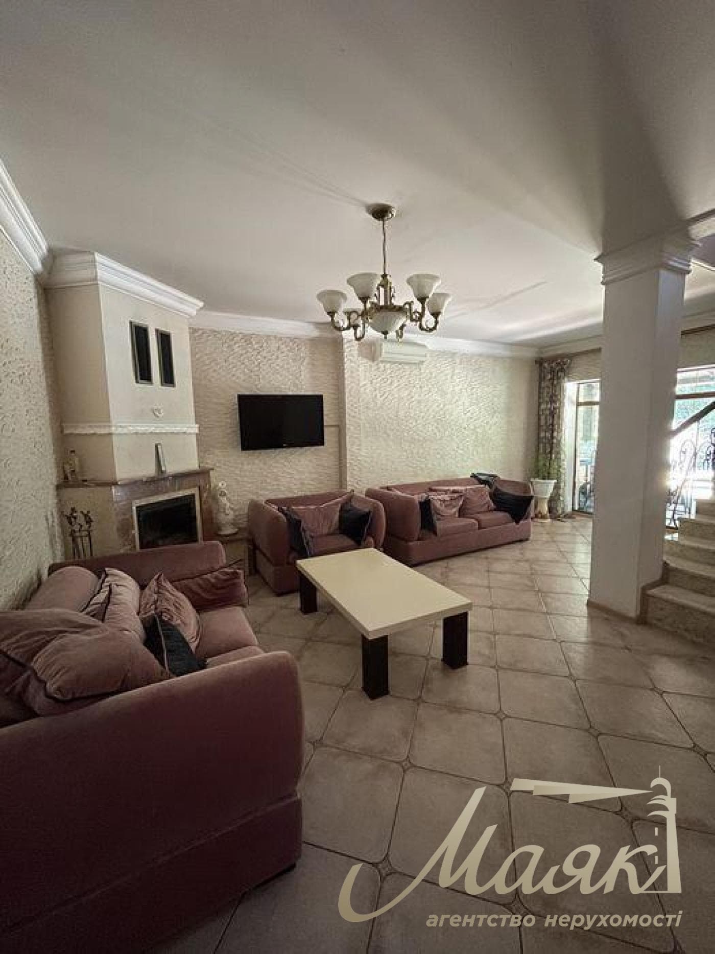 Оренда 3-поверхового будинку (250 м²) у Лесниках