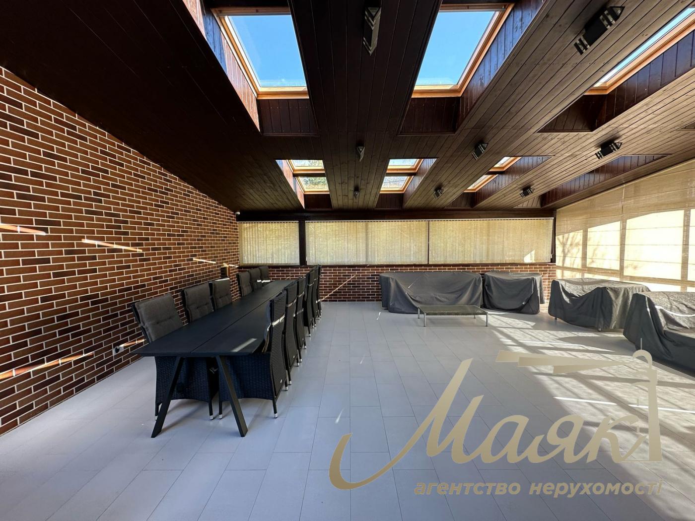 Пропонується до продажу будинок у лісовій зоні в селі Гореничі - в екологічно чистому місці серед сосен, поруч з озерами.