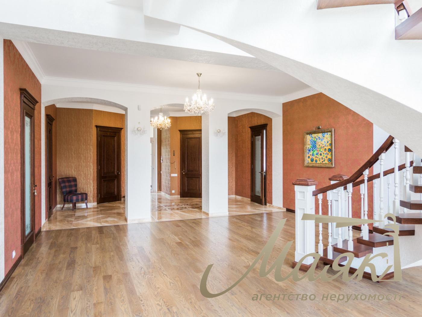 Rent of 3-storey house (840m2) s.Kozin