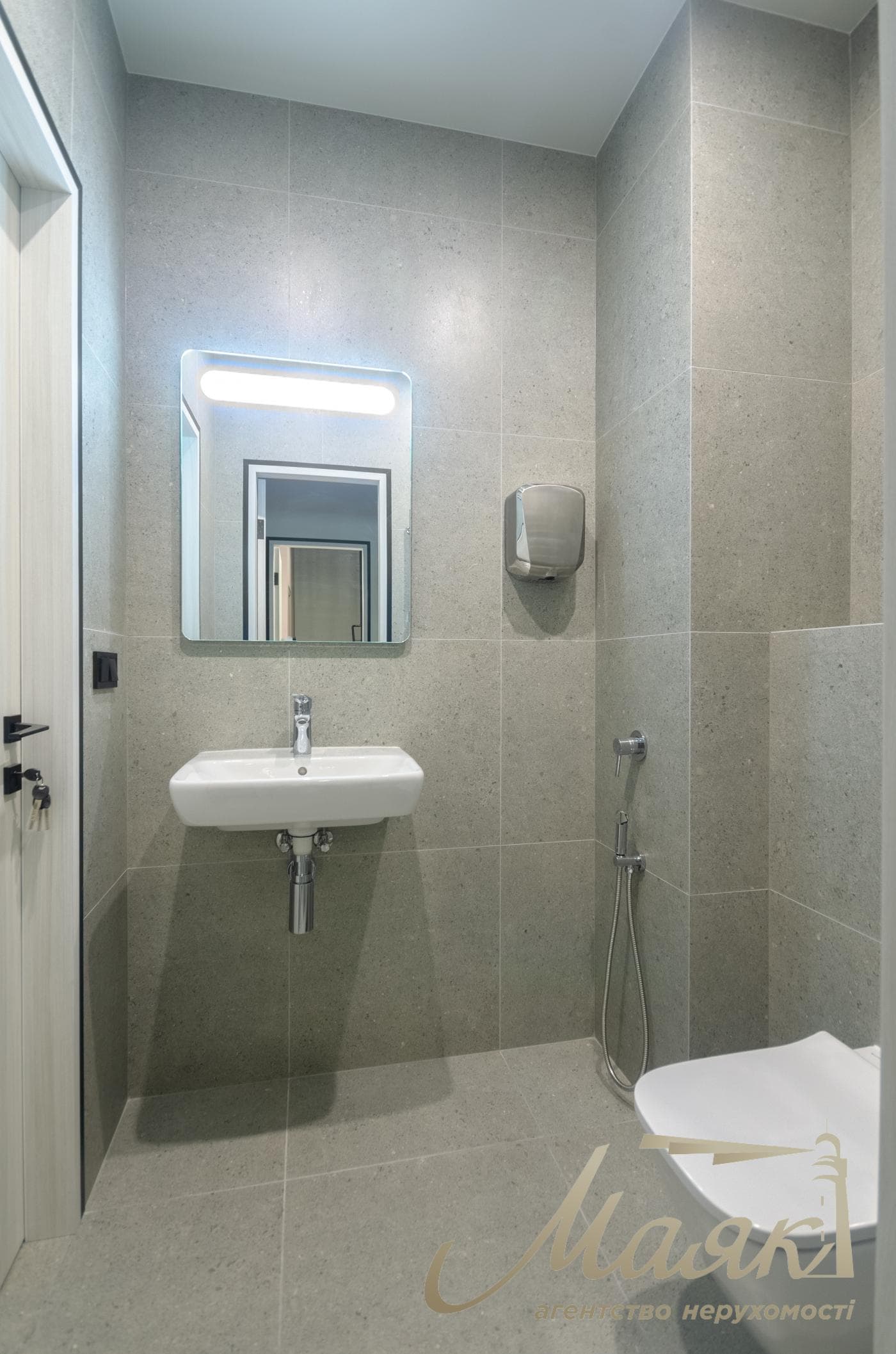 Office for rent 172m2 in Vladimirsky Residential Complex at 109 Antonovicha Street.