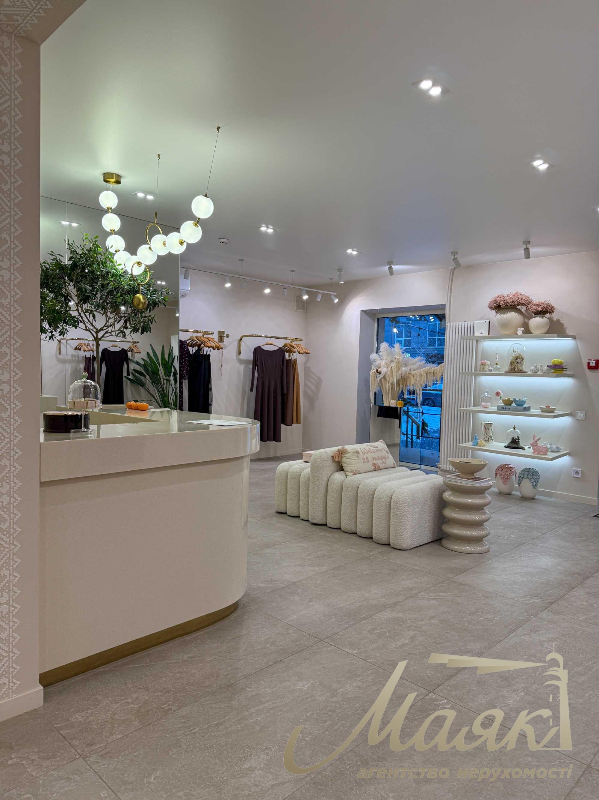 Оренда фасадного комерційного приміщення 86,6 м², район Французького кварталу