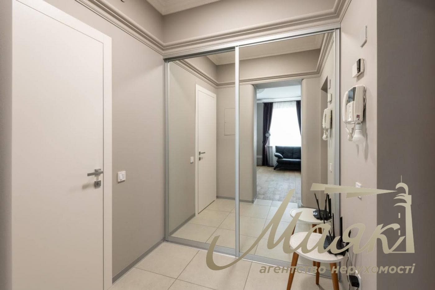Rent a modern 60-square-meter apartment in the very heart of Kyiv, at 14 Ivana Mazepa Street, Pecherskyi District, downtown Kyiv.