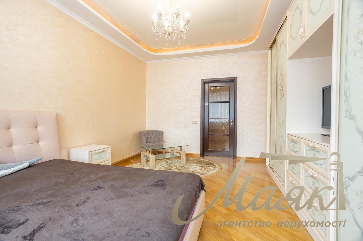 For sale 3 bedroom apartment Obolon, apartment for sale near the subway