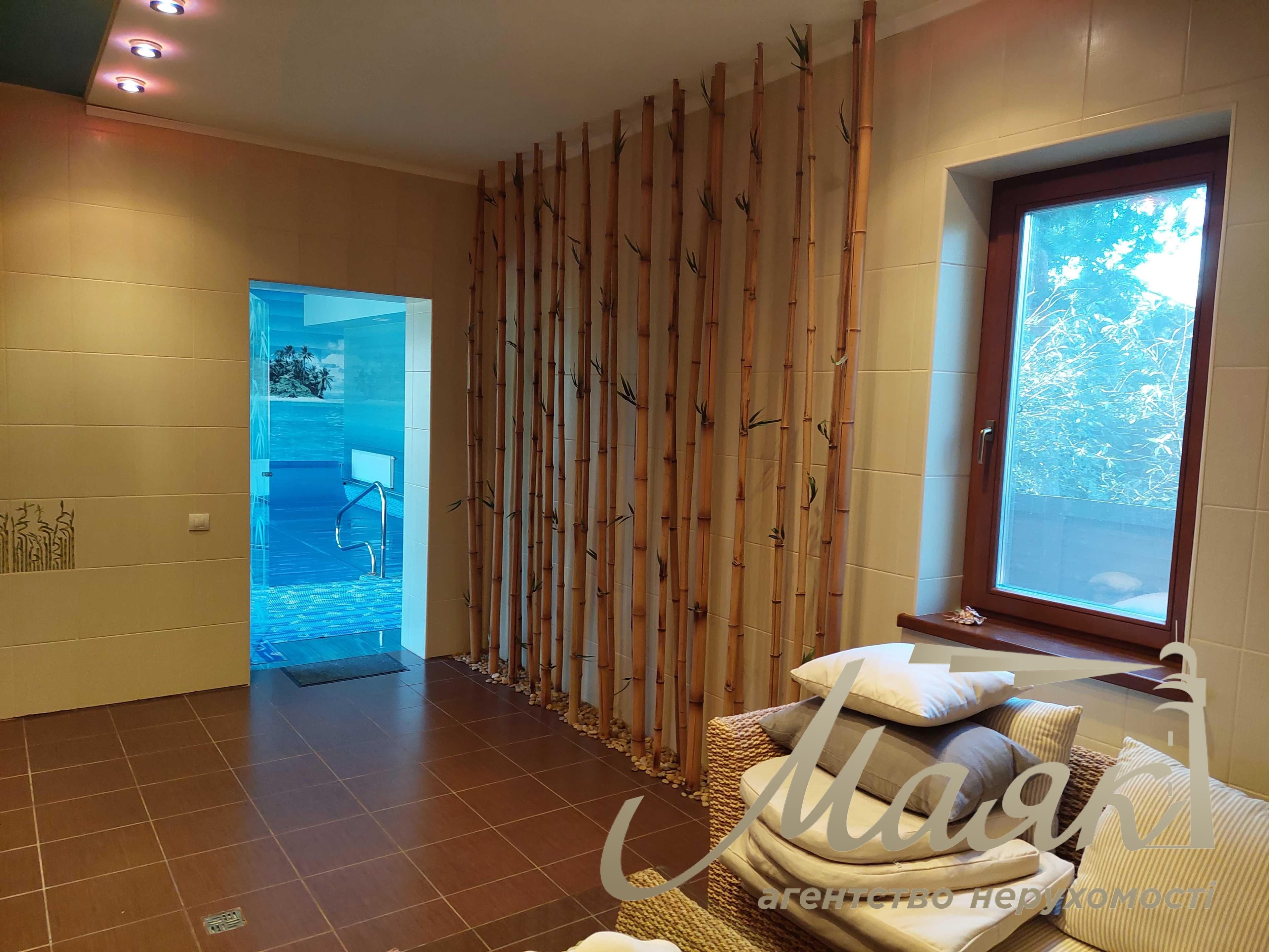 Оренда 3-поверхового котеджу (650 м²) з виходом до води, пляжем та басейном на 20 сотках