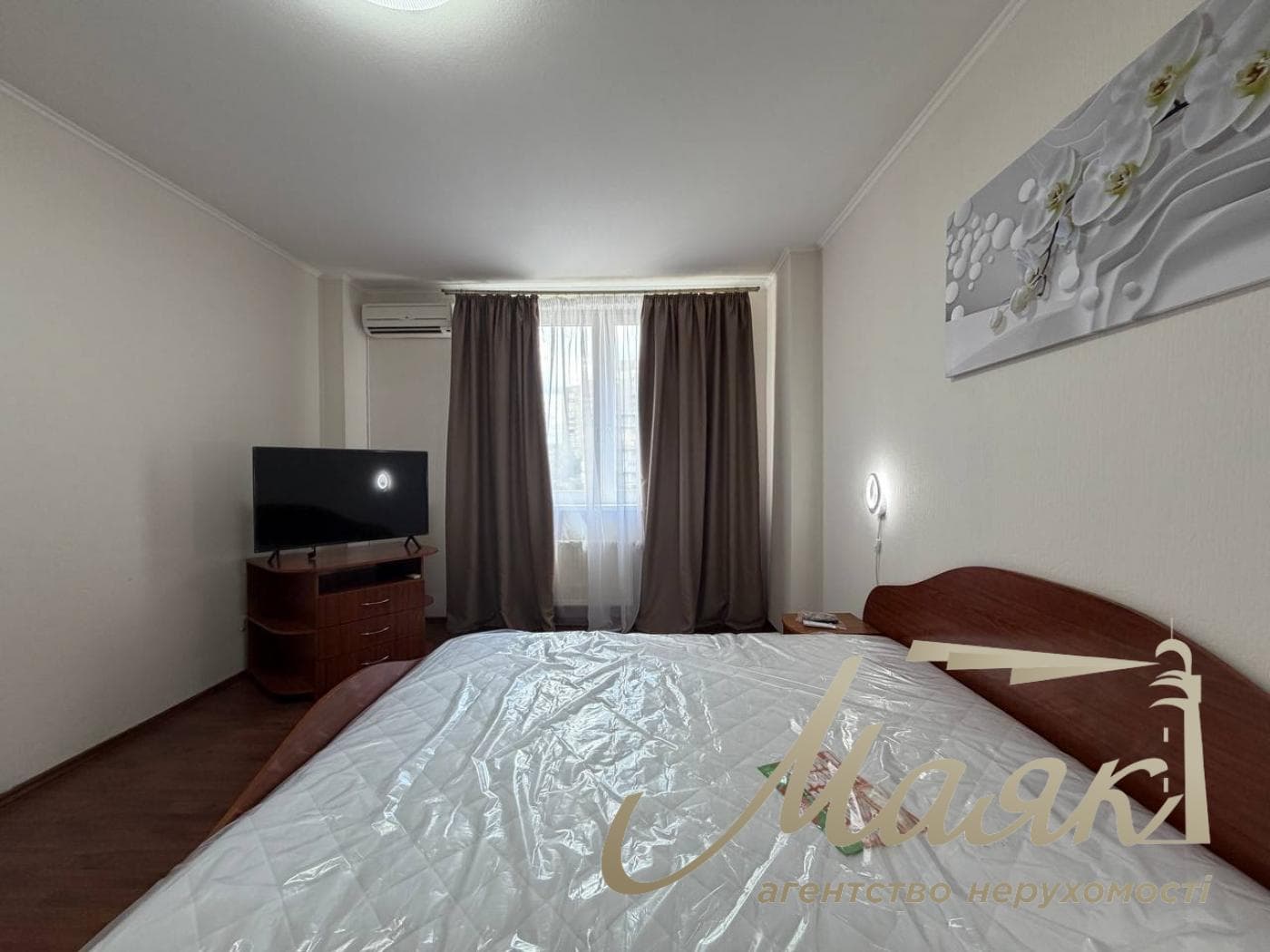 2-room apartment for rent at 4 Raisa Okipnaya Street, Levoberezhnaya.