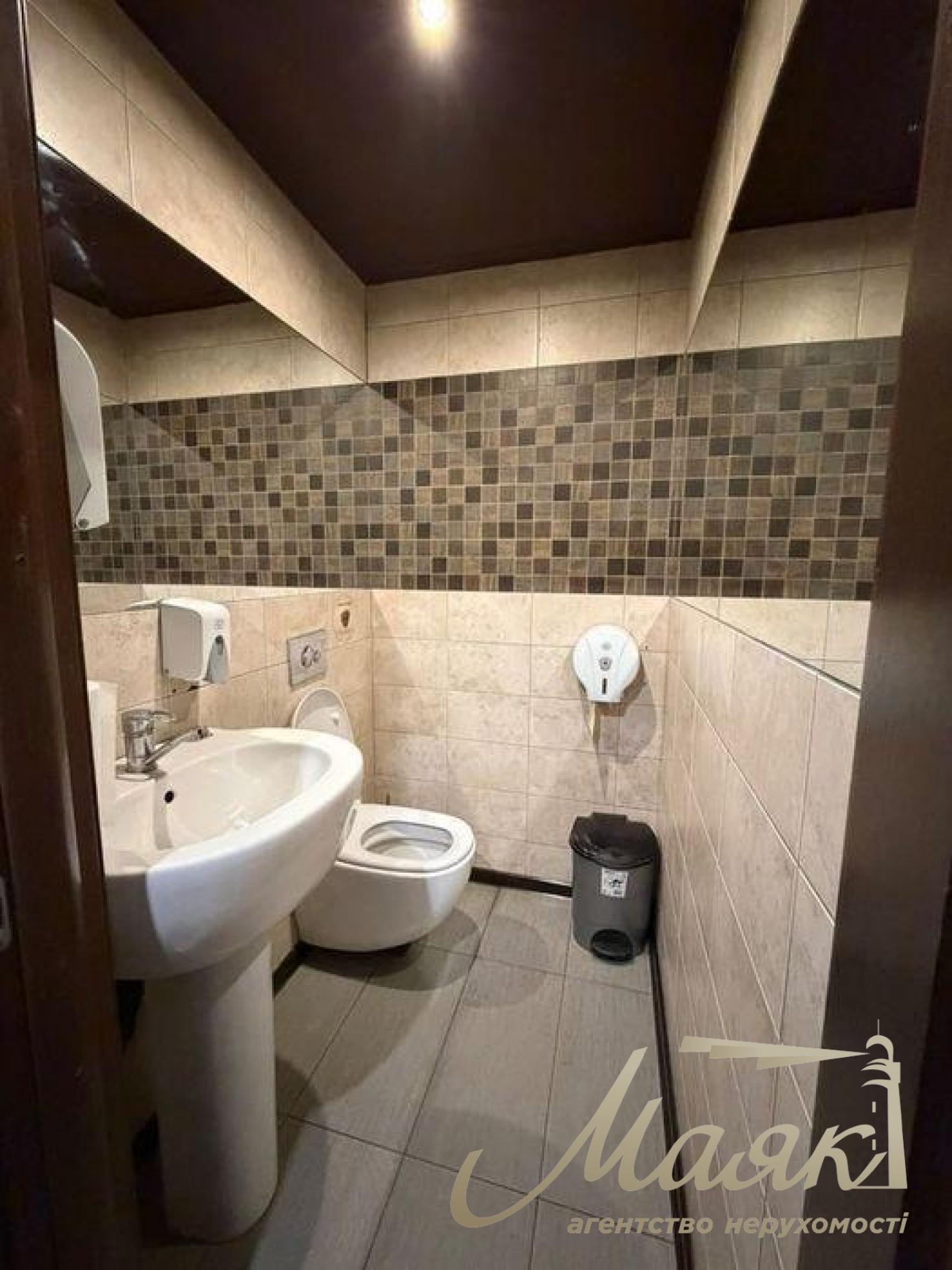 Оренда фасадного приміщення 250 м.кв. бул. Тараса Шевченка, Центр