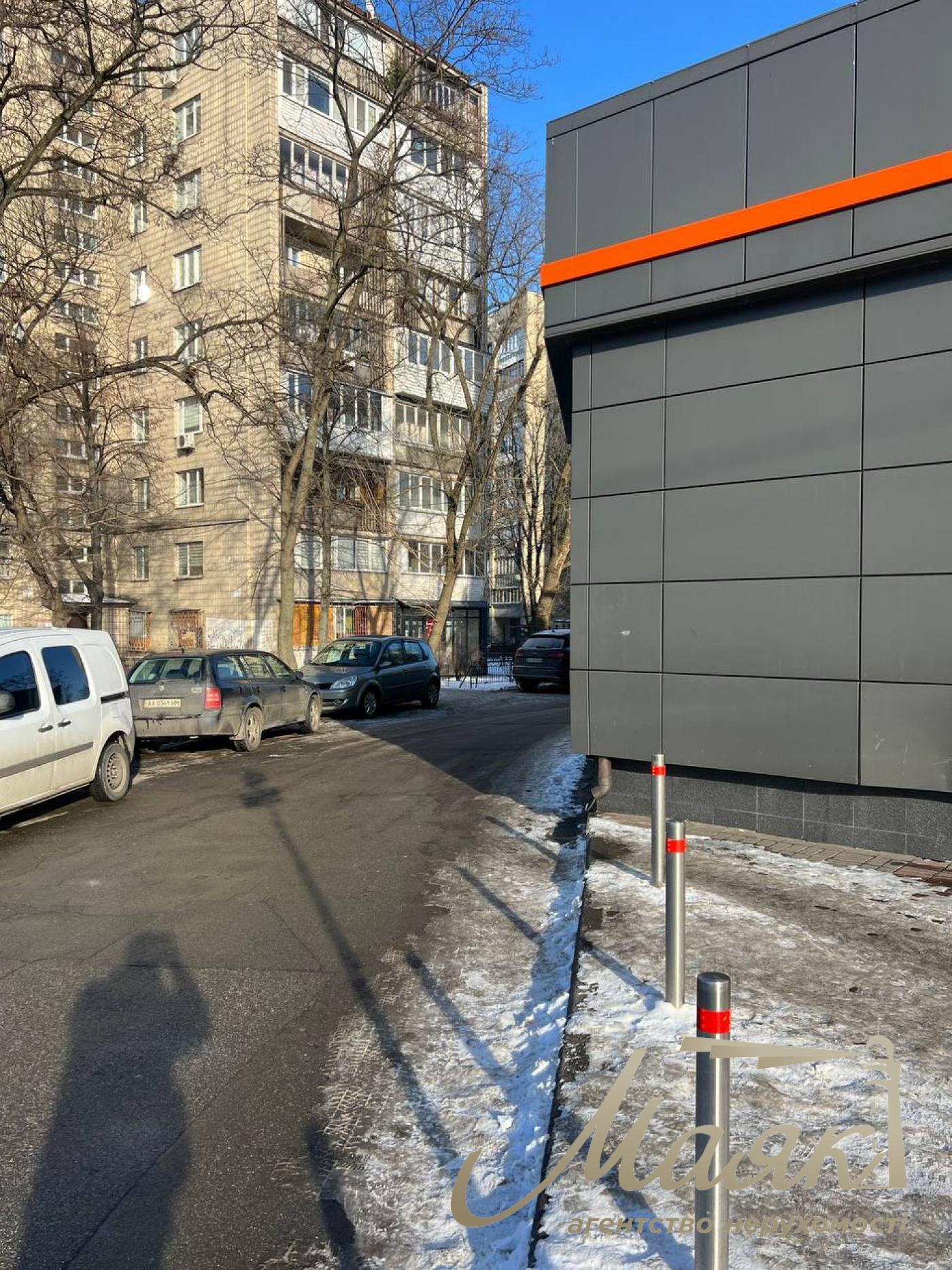 Оренда фасадного приміщення 47,5 м.кв. Севастопольська площа