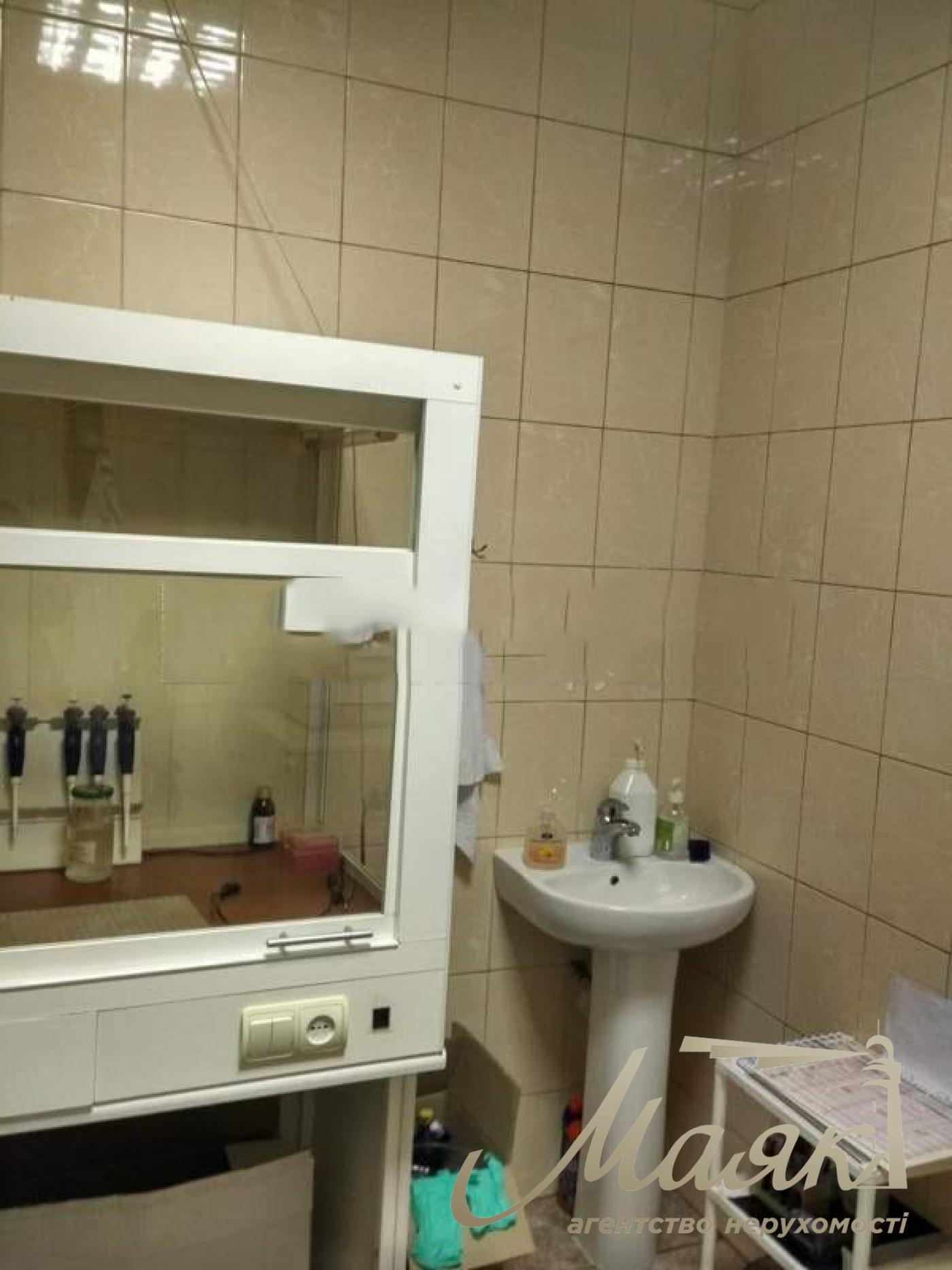 Оренда фасадного приміщення 134 м2 у Печерському районі, вул.Кіквідзе (Бойчука) 18А