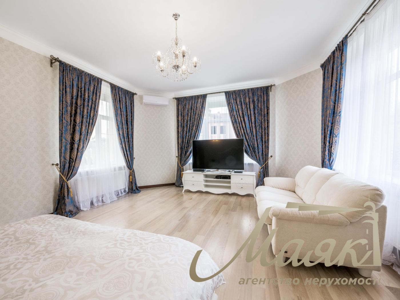 Rent of 3-storey house (840m2) s.Kozin