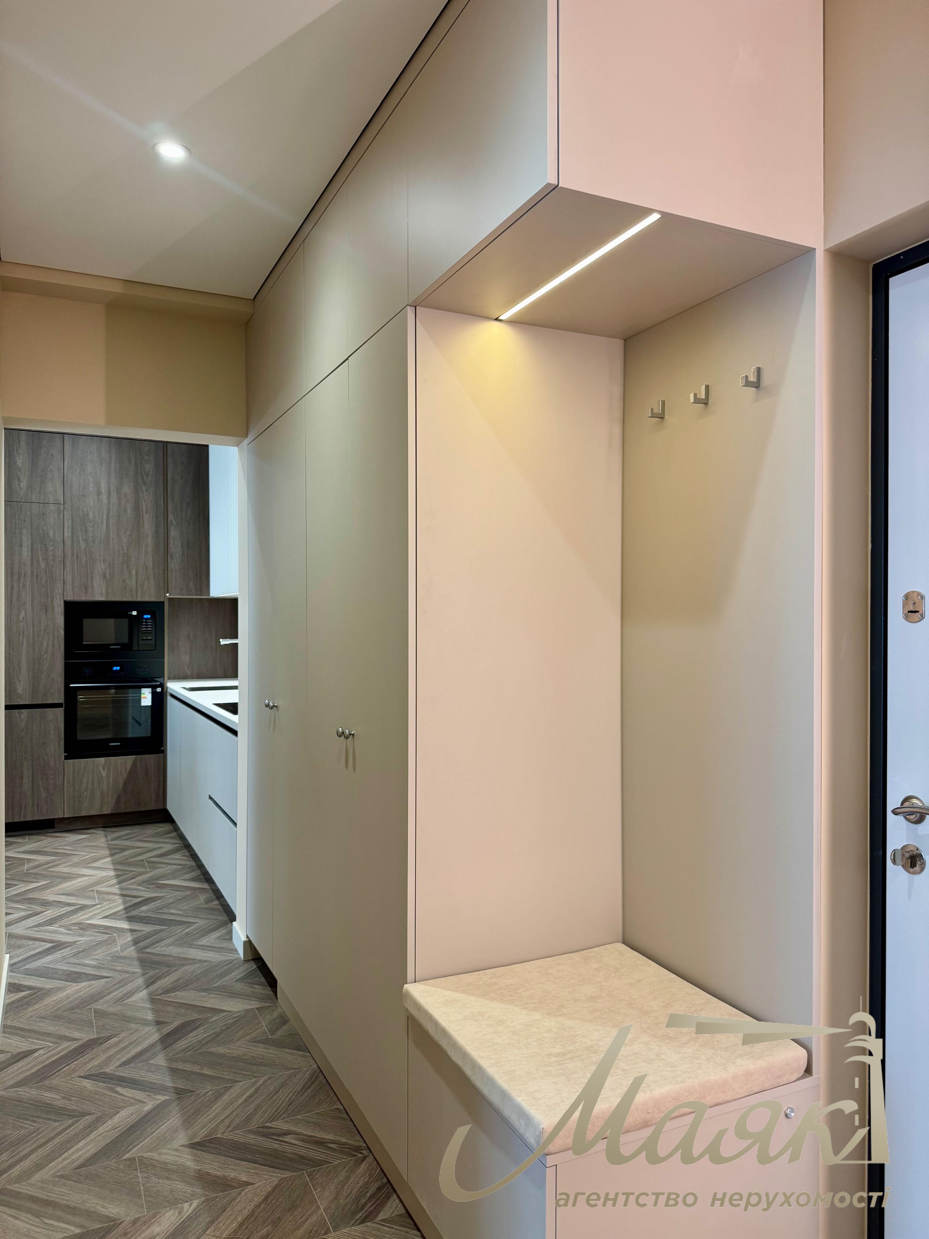 Modern 3-room apartment with designer renovations for sale in the “New England” residential complex, Holosiivskyi District