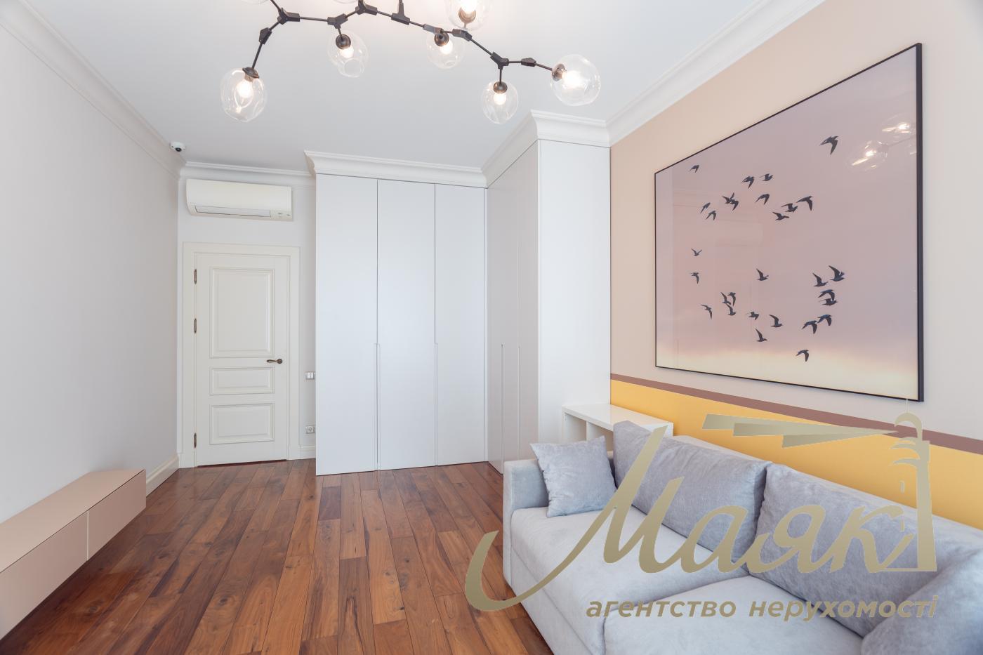 Sale 4k apartment with parking place in LCD Zverinetskyi, Pechersk, Kiev