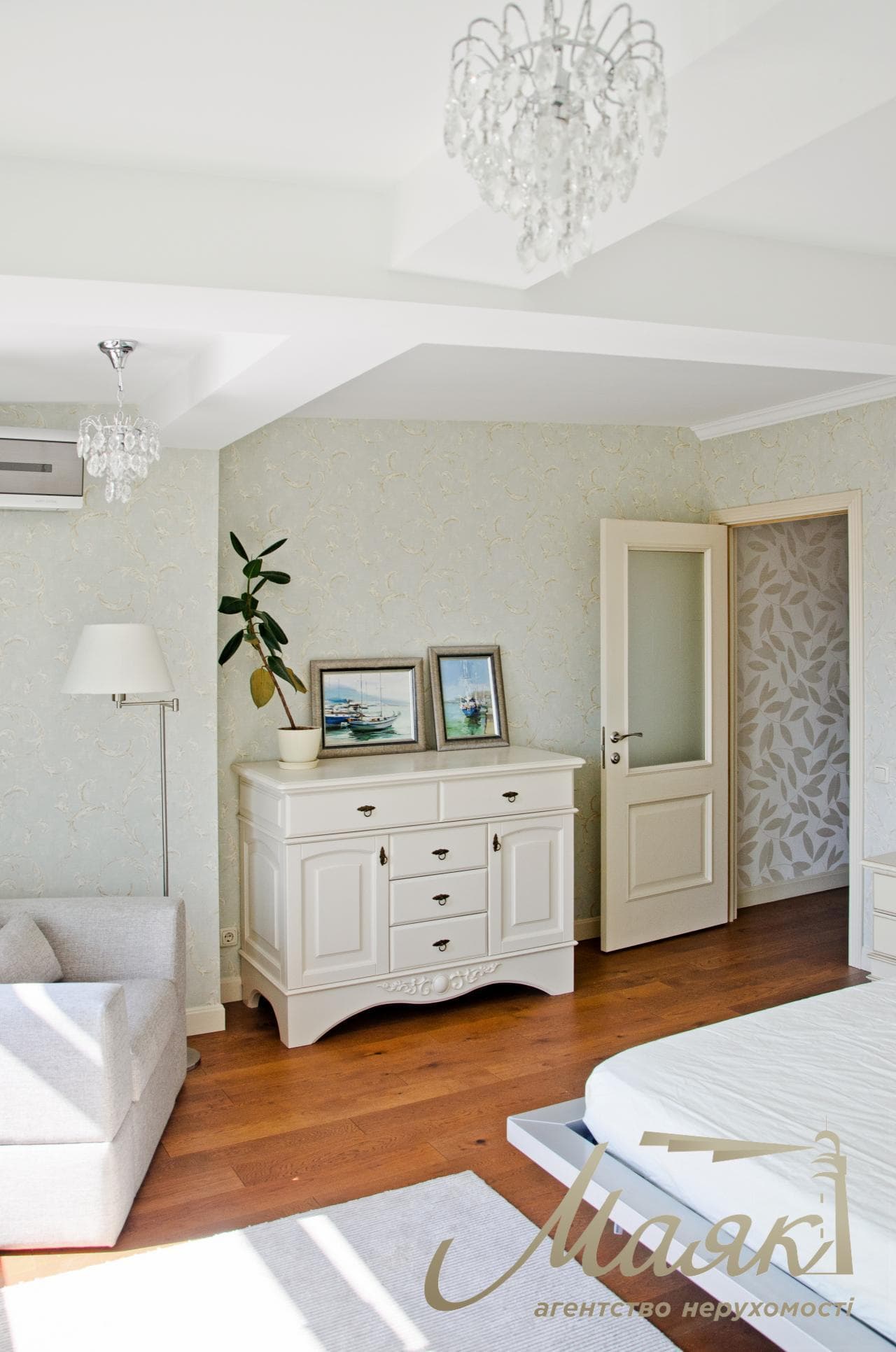 For sale 4-room apartment, Sofiyskaya Square