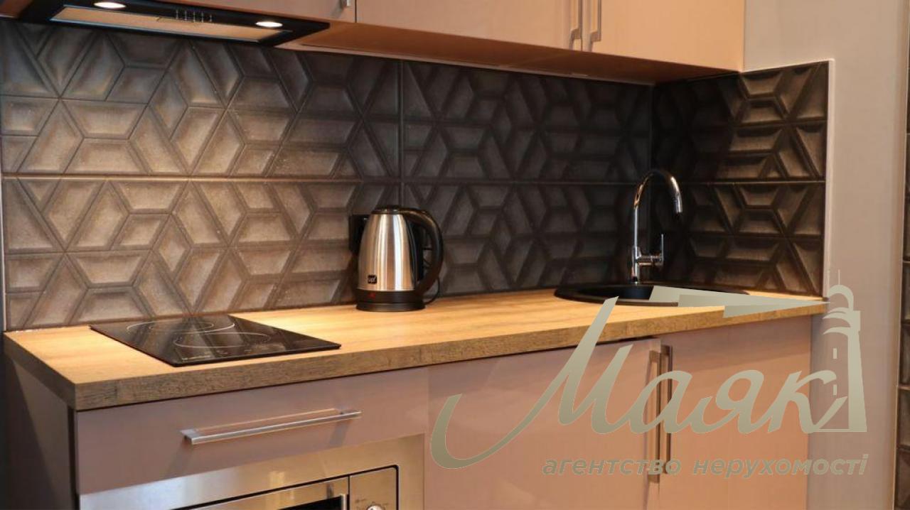 Продаж 2х-смарт квартири пл.Льва Толстого