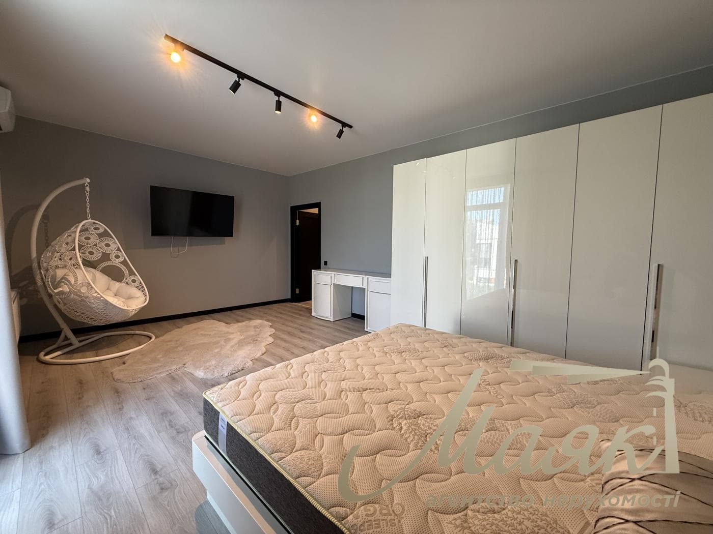 Оренда 3-поверхового таунхауса площею 220 м², Козин, КГ Montana Village