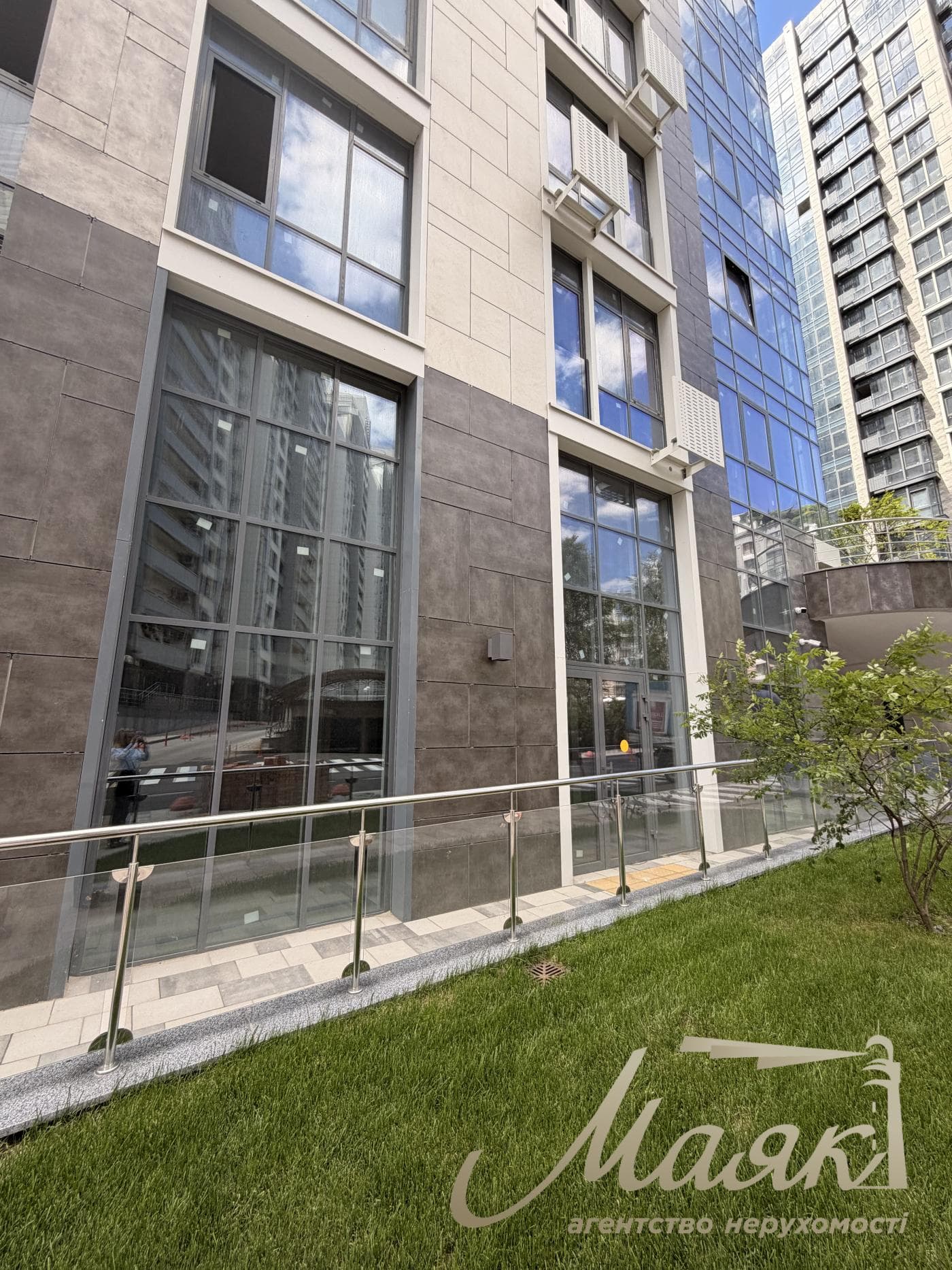 Commercial facade premises for rent in the residential complex "Novopecherskie Lipki"
