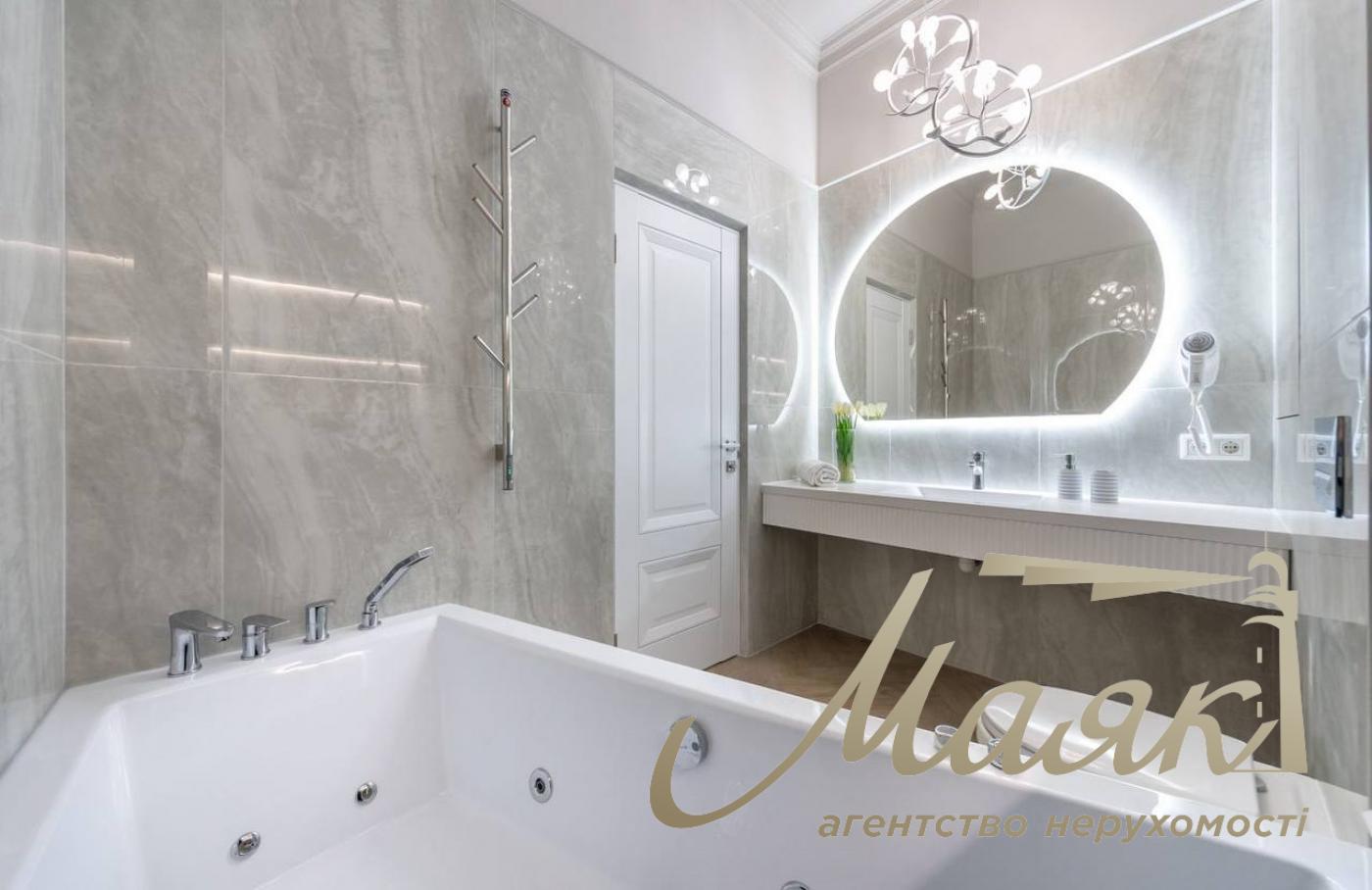 Rent a 4-room apartment on Khreshchatyk