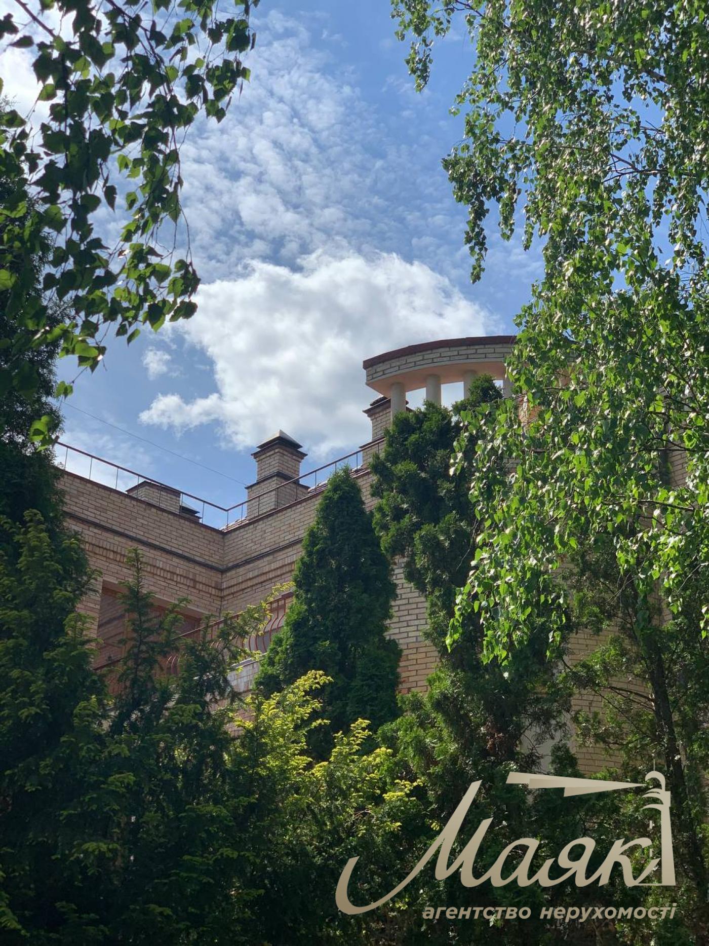 Продажа дома 800кв.м возле  Площади Шевченка