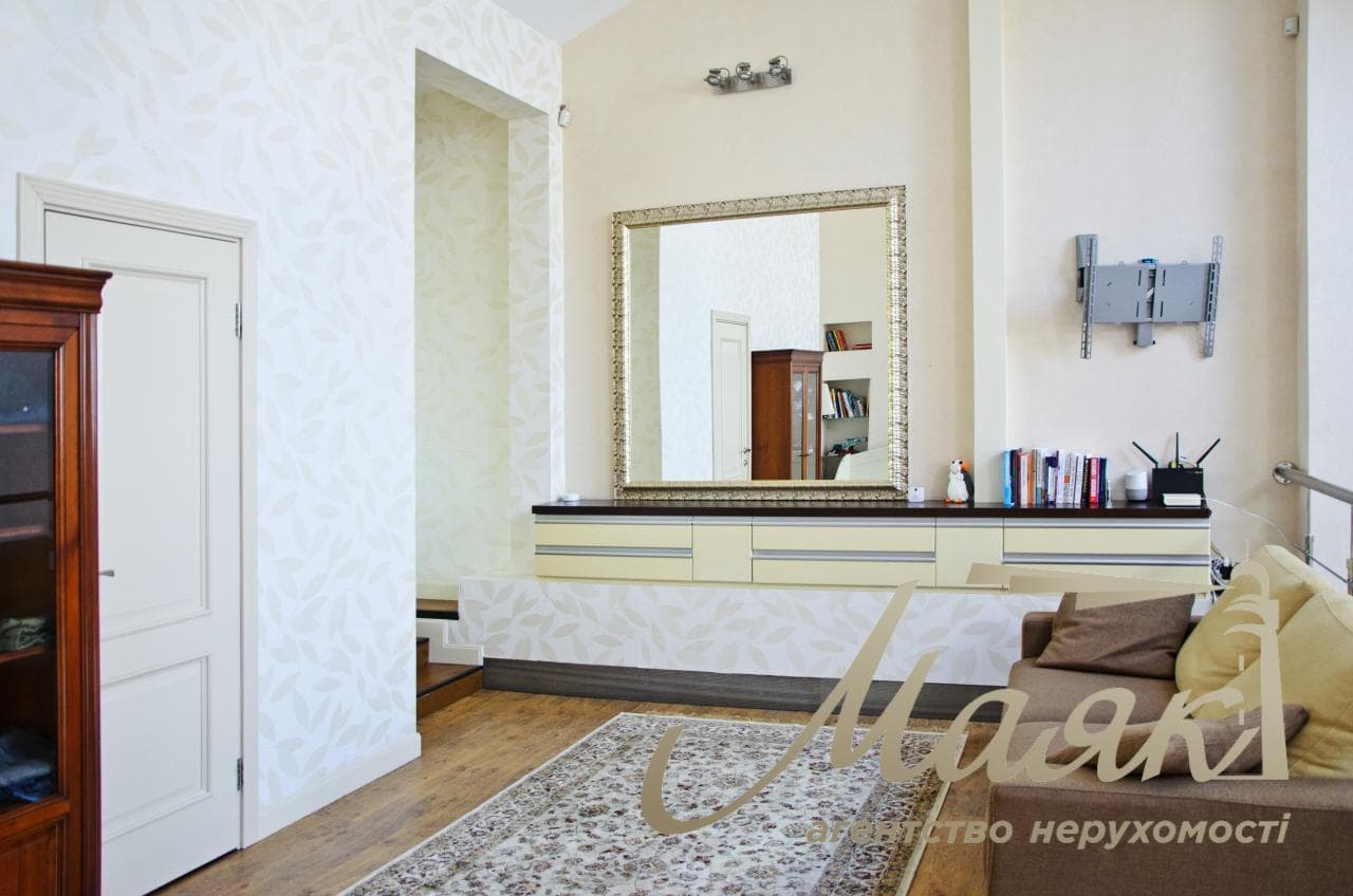 For sale 4-room apartment, Sofiyskaya Square