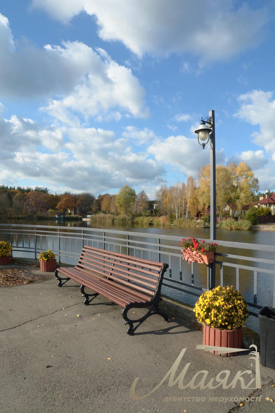 Продаж будинку з гаражем 365м2, ділянка 15 соток у КМ "ОБРІЙ - К" вул. Центральна, у с. Козин,