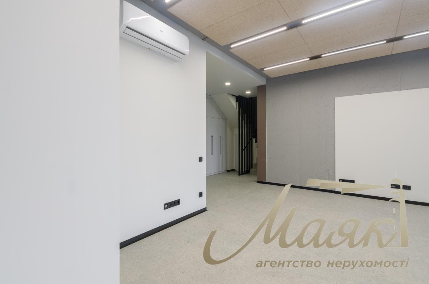 Office for rent 172m2 in Vladimirsky Residential Complex at 109 Antonovicha Street.