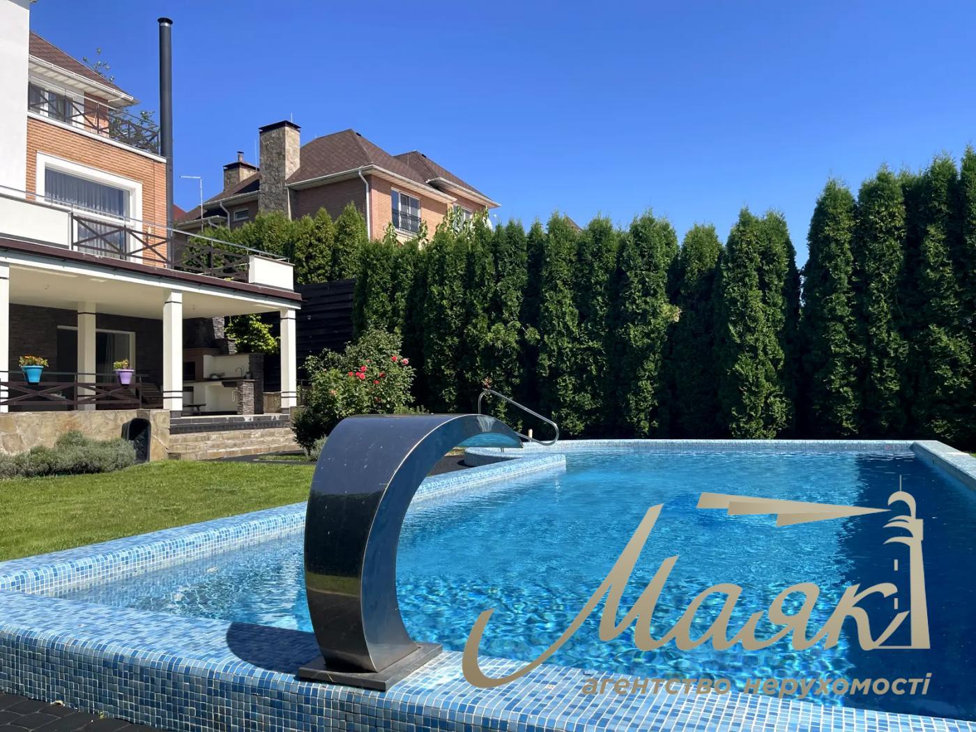 Оренда двоповерхового будинку 435 м² у с. Лісники, КМ "Зелений Гай".