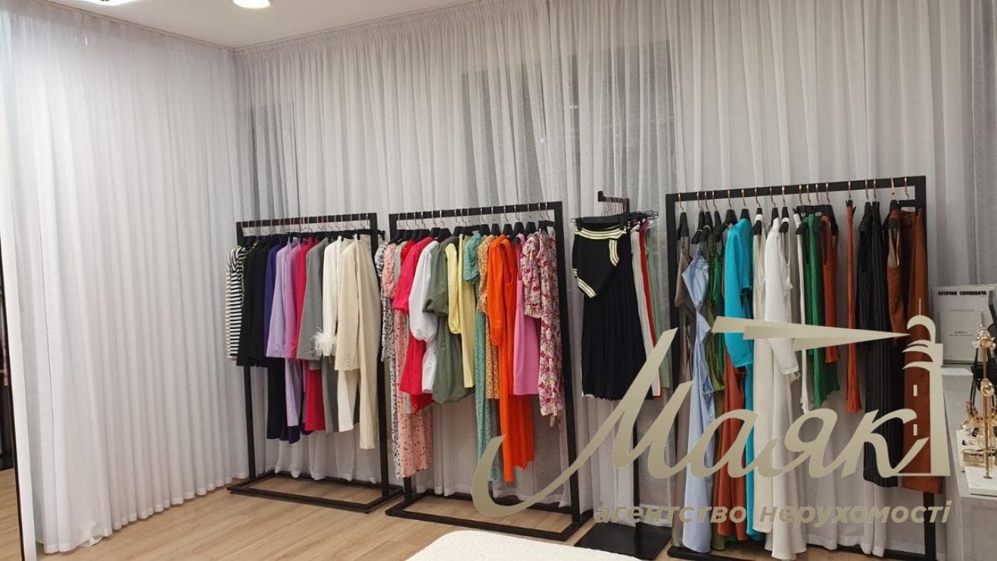 63 square meters of street-front space for rent on Pavlo Skoropadskyi Street (Lva Tolstogo Street), Downtown,