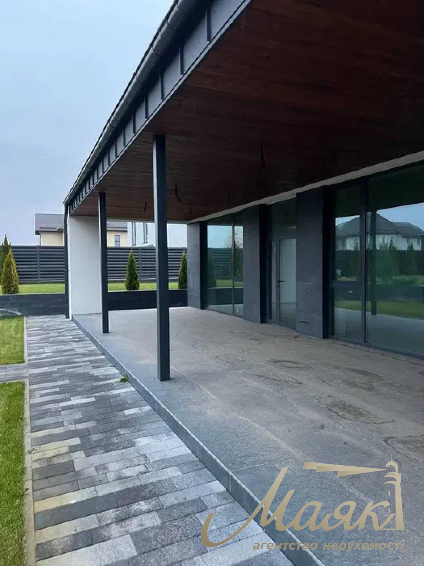 Предлагается к продаже качественный дом в селе Ходосовка — всего в 10 минутах езды от Киева