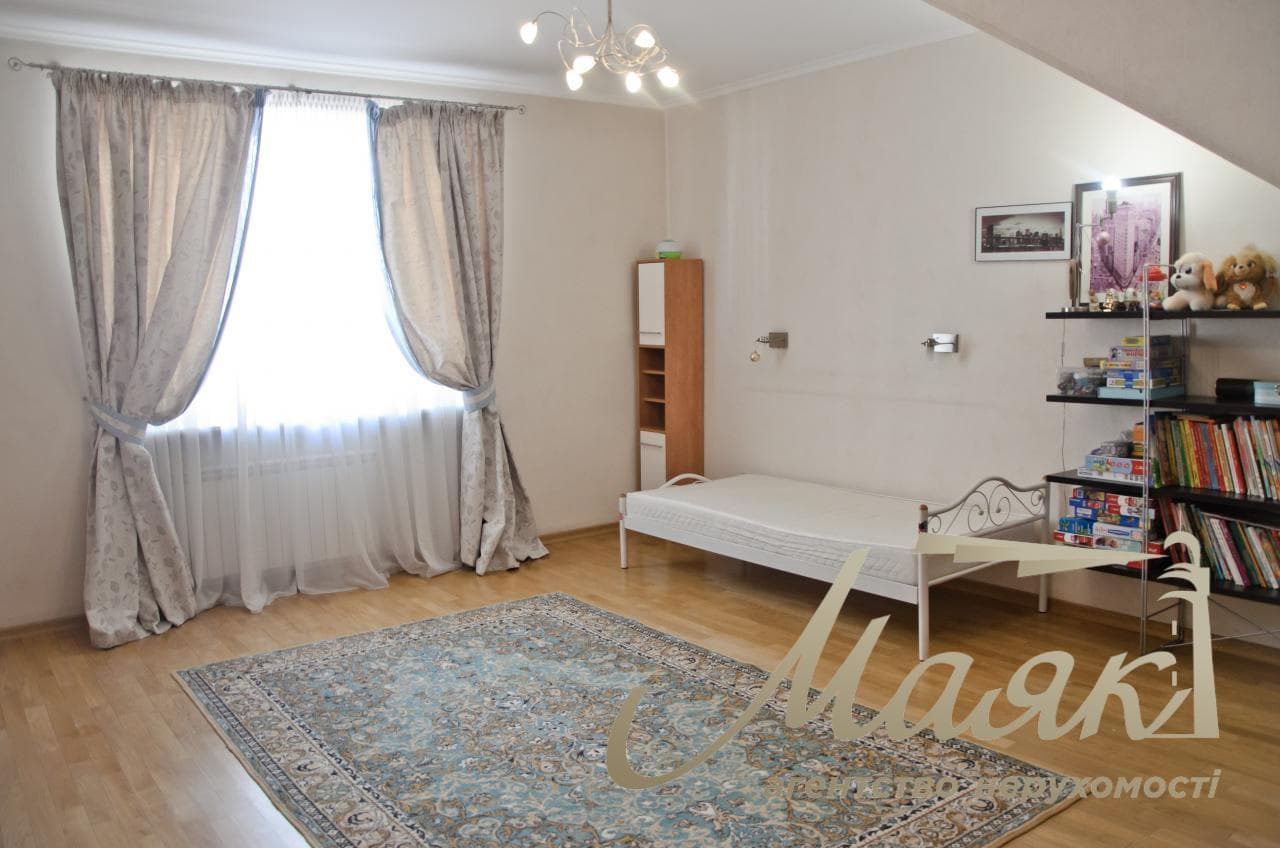 For sale 4-room apartment, Sofiyskaya Square