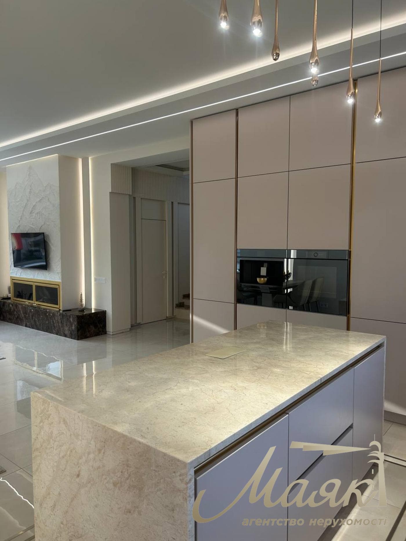 Продаж двоповерхового будинку 274м2 у Лісниках поруч з Equides Club