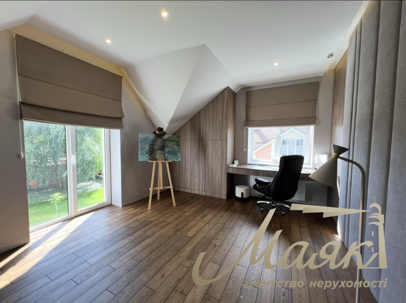 House for sale with designer renovation 356m2 in Ivankovichi