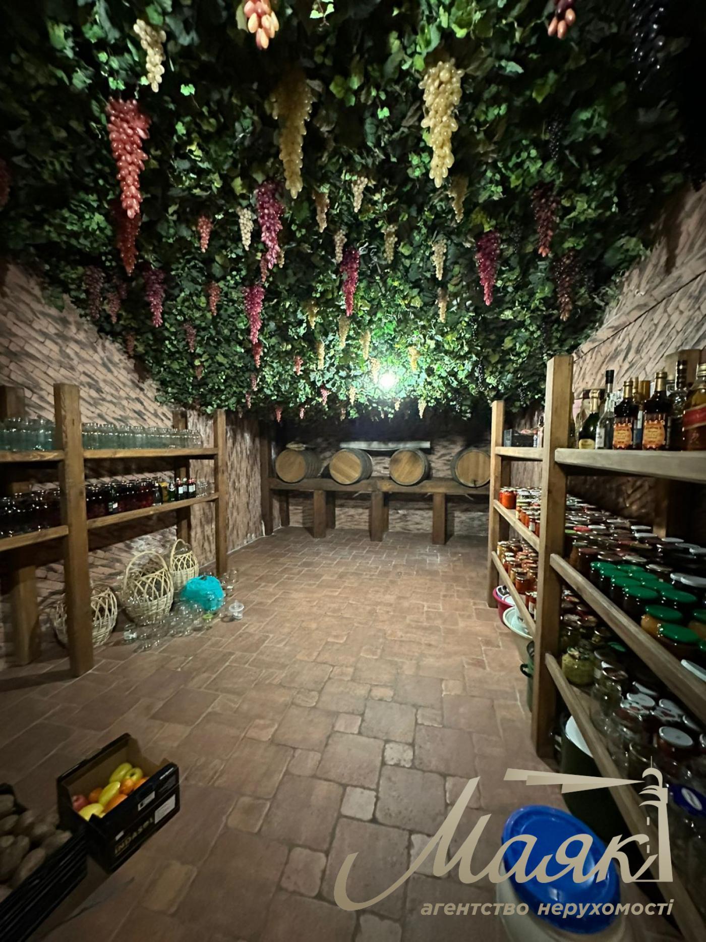 We offer for sale a luxurious house in Petropavlovska Borschagovka, Kiev, just 3 minutes from the city.