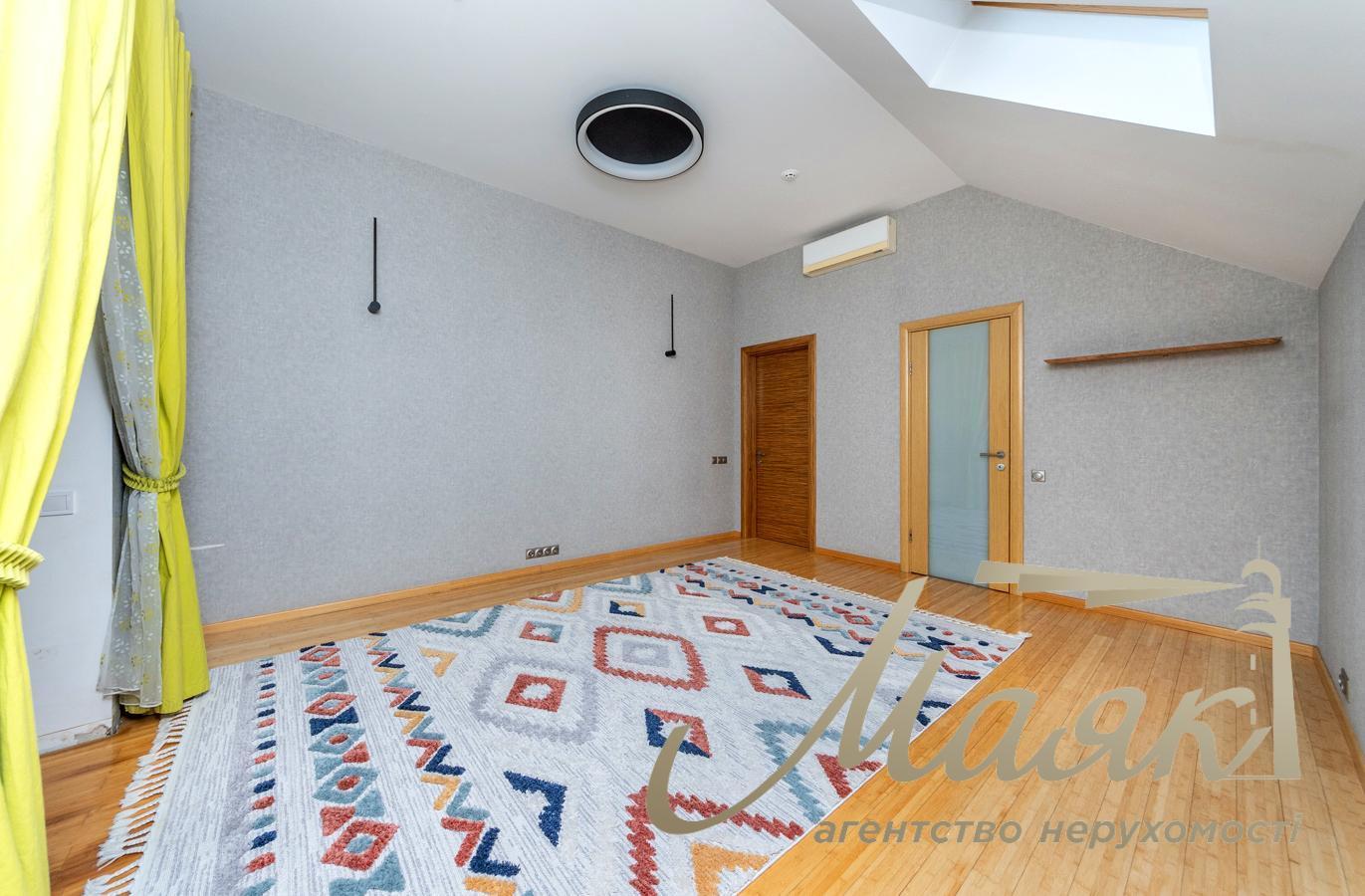 For sale house 400m2 in the village. Romankov, suburbs of Kiev, 18 acres, 8 km to Kiev, in Obukhiv district.