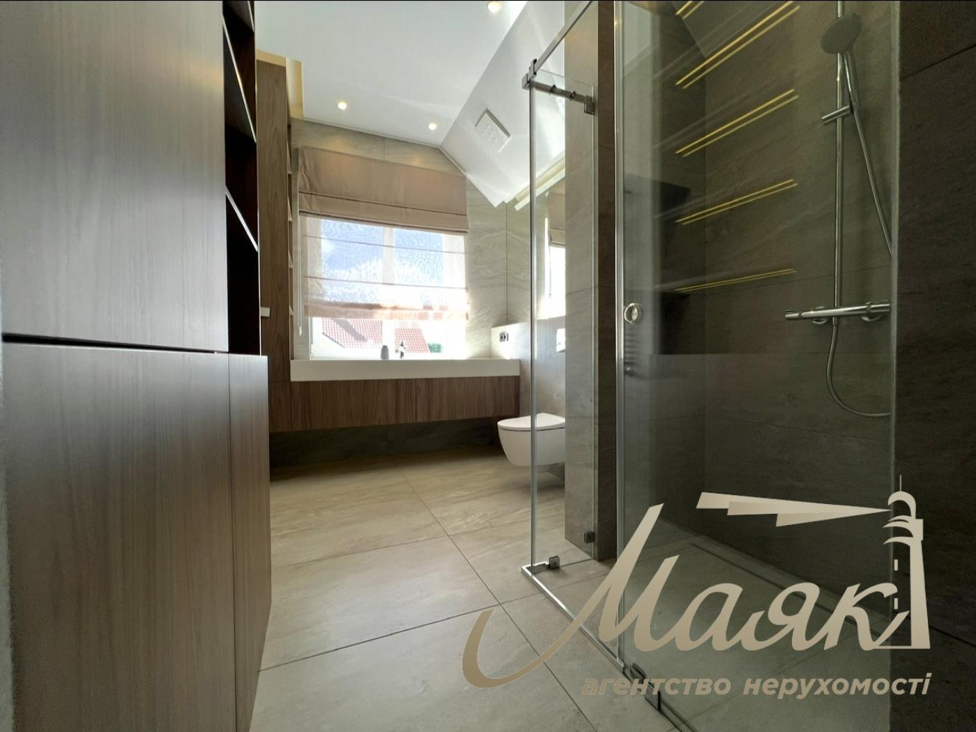 House for sale with designer renovation 356m2 in Ivankovichi