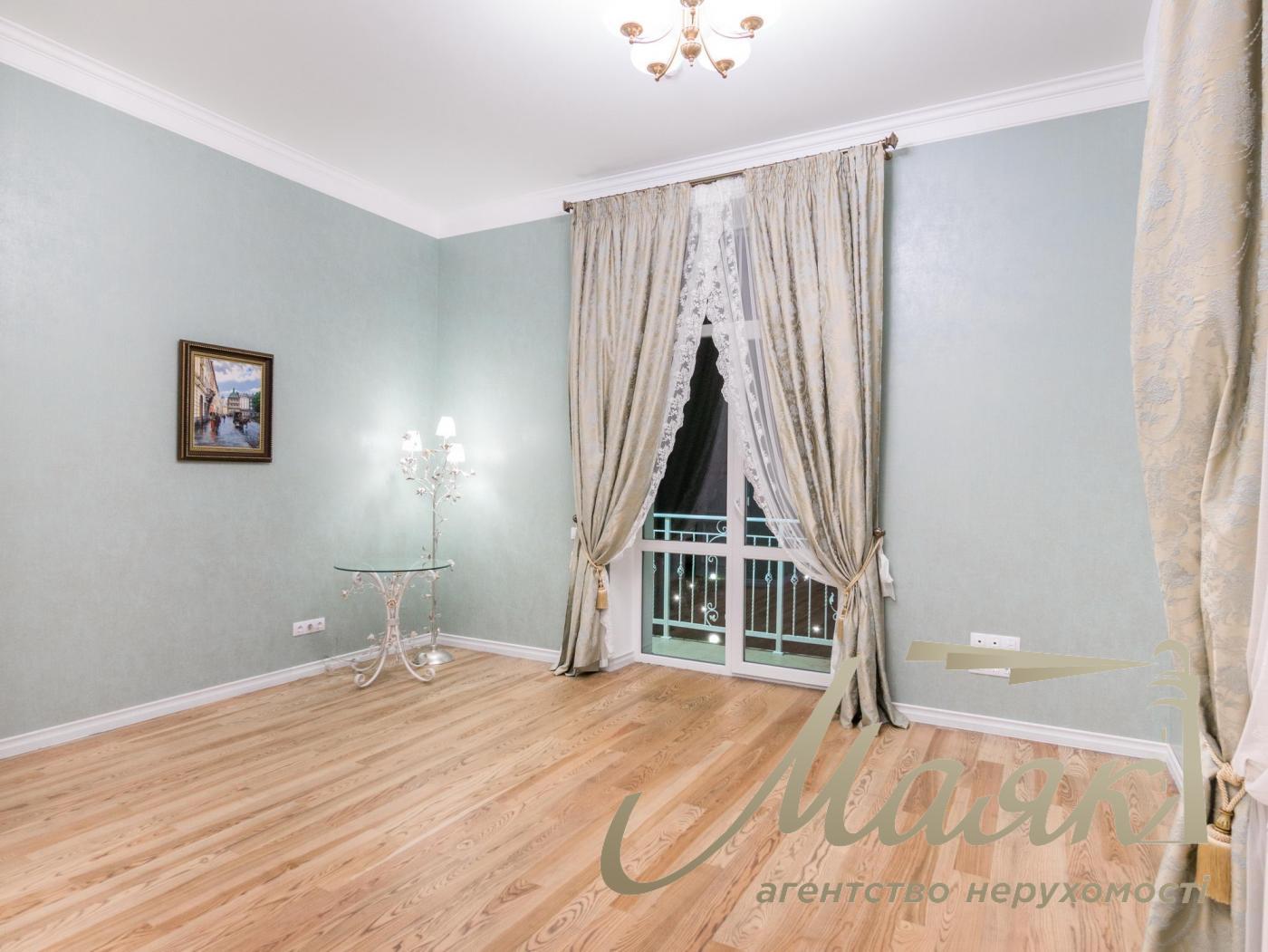 Rent of 3-storey house (840m2) s.Kozin