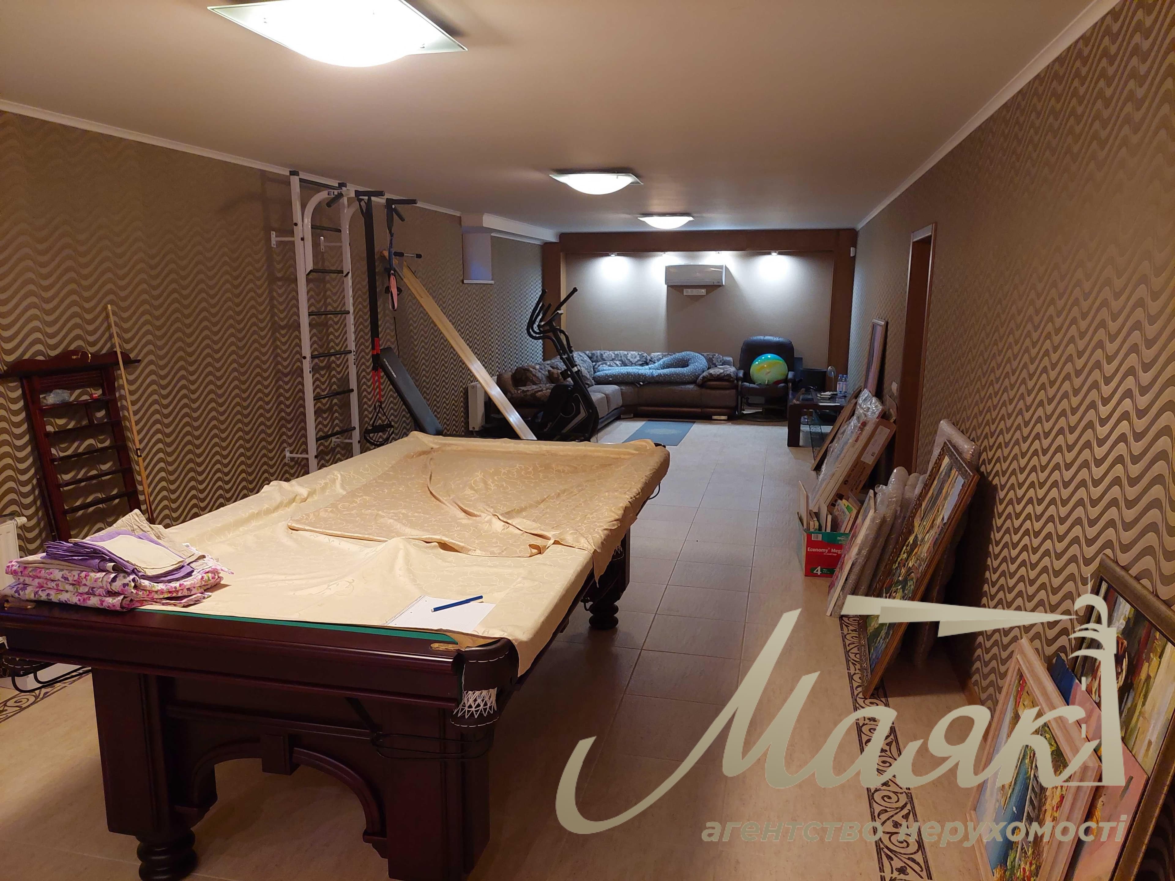 Оренда 3-поверхового котеджу (650 м²) з виходом до води, пляжем та басейном на 20 сотках