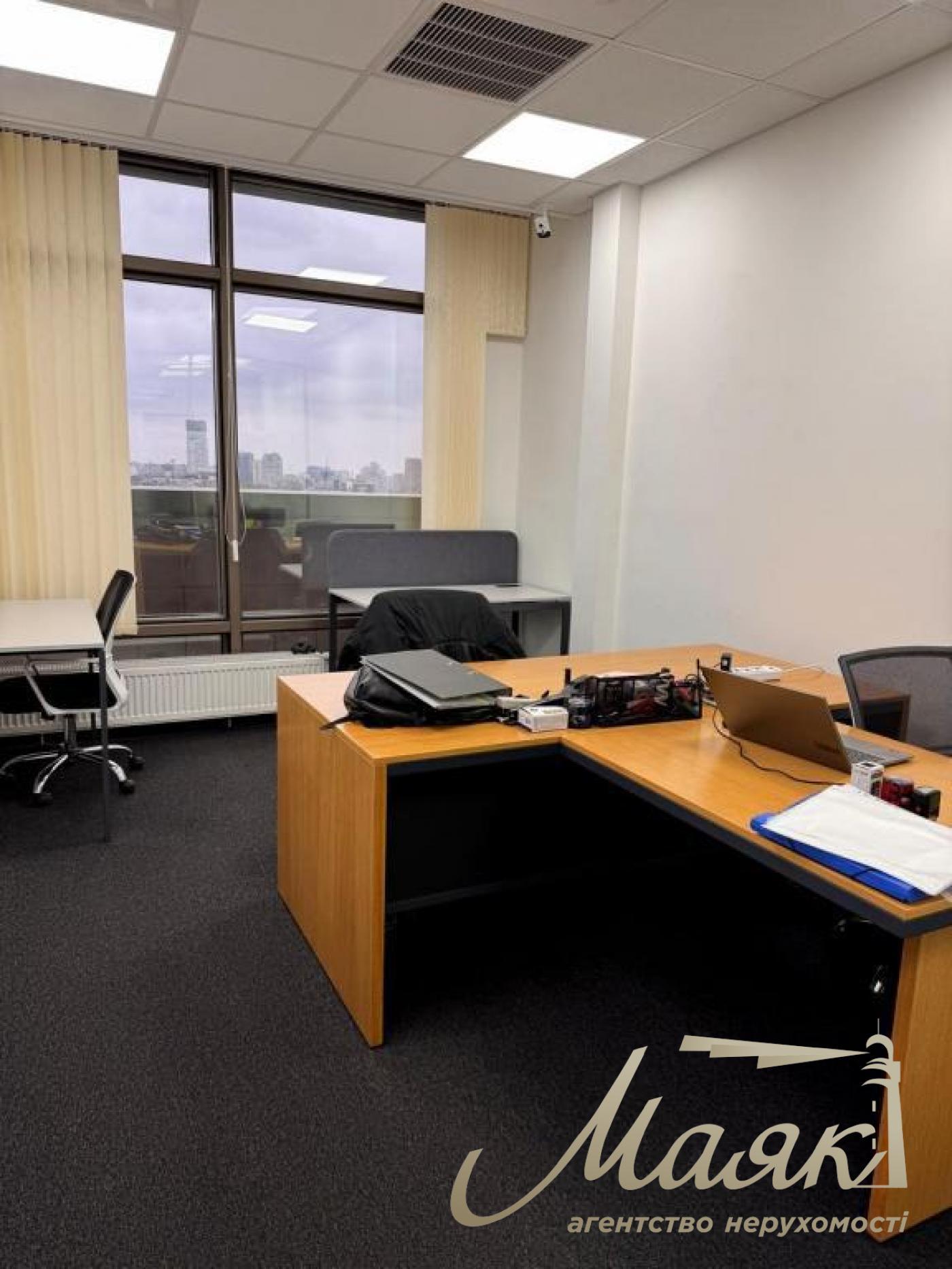 Оренда офісу 200 м.кв у БЦ Леонардо, вул. Богндана Хмельницького