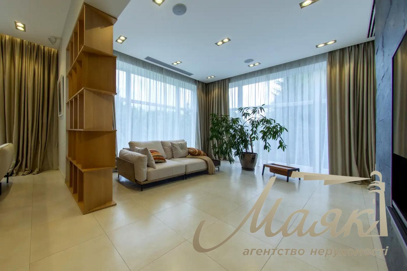 Оренда 3-поверхового будинку площею 570 м², Плюти